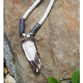 Muschelkette mit grossem Amulett  Adler, geschnitzt in Geweih