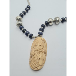 Edelsteinkette mit grossem Amulett Bärenfamilie, geschnitzt in Geweih