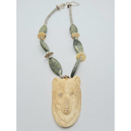 Muschelkette mit grossem Amulett Bär, geschnitzt in Geweih