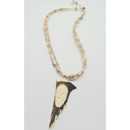 Muschelkette mit grossem Amulett  Adler, geschnitzt in Geweih