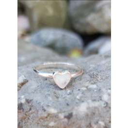 Ring in Herzfassung, weisser Zuchtopal
