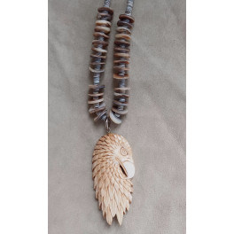 Muschelkette mit Amulett Adler, geschnitzt in Geweih