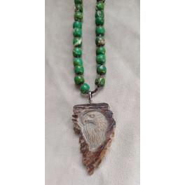 Edelsteinkette mit grossem Amulett  Adler, geschnitzt in Geweih