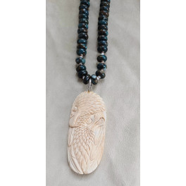 Lange Edelsteinkette mit Amulett Adler, geschnitzt in Geweih