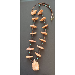 Muschelkette mit Schildkrötenamulett, geschnitzt aus Jaspis
