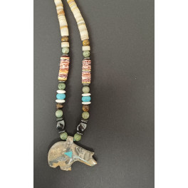 Muschelkette mit Bärenamulett, geschnitzt aus Jaspis, mit Türkis Herzlinie