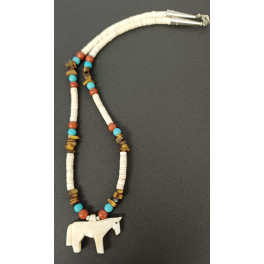 Muschelkette mit Pferdeamulett, geschnitzt aus Knochen