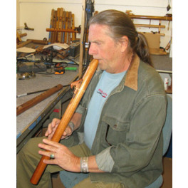 Der Flötenbauer bei der Arbeit