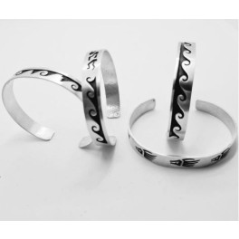 Feine, kleine Armreifen mit Ornamentik