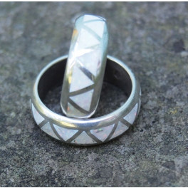 Besonderer Ring mit leuchtend weissem Zuchtopal-Inlay