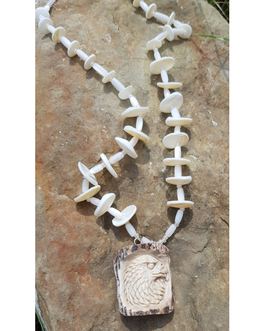 Muschelkette mit grossem Amulett  Adler, geschnitzt in Geweih