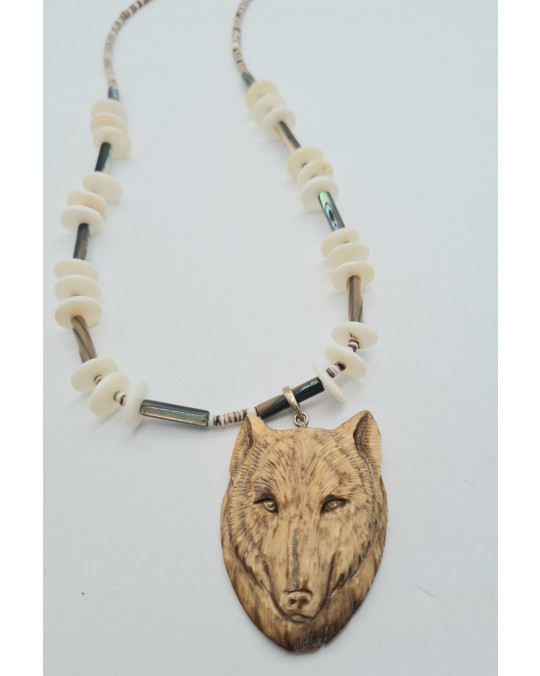 Muschelkette mit grossem Amulett Wolf, geschnitzt in Geweih