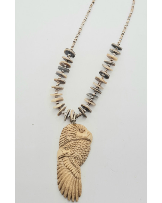 Muschelkette mit Amulett Adler, geschnitzt in Geweih