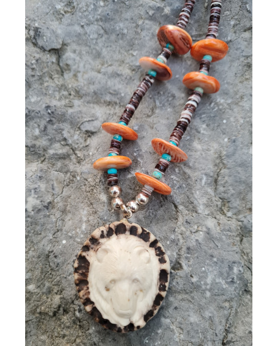 Muschelkette mit grossem Amulett Bär, geschnitzt in Geweih