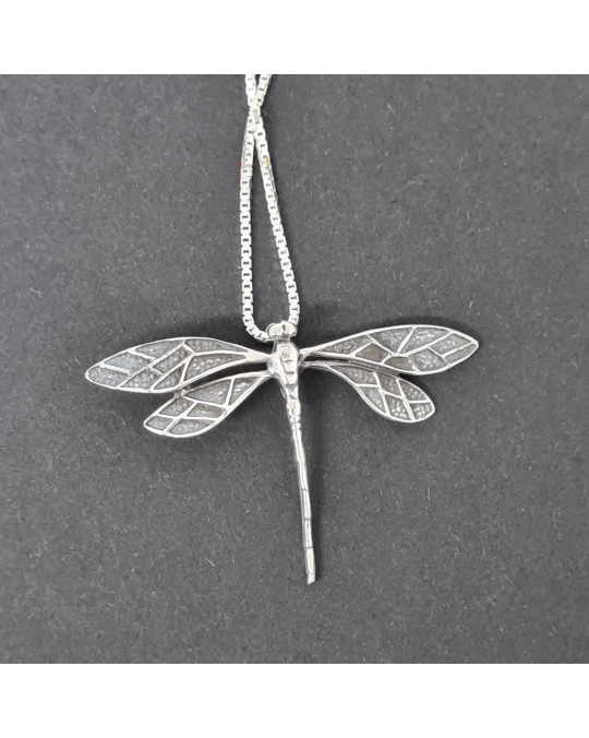 Libelle - mystisches Symbol als filigraner Silberschmuck