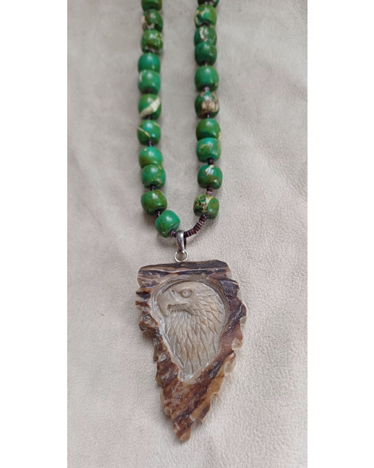 Edelsteinkette mit grossem Amulett  Adler, geschnitzt in Geweih