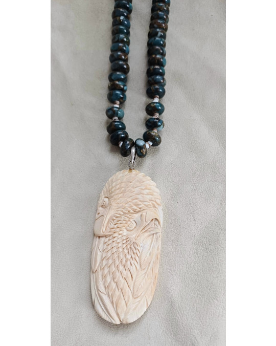 Lange Edelsteinkette mit Amulett Adler, geschnitzt in Geweih