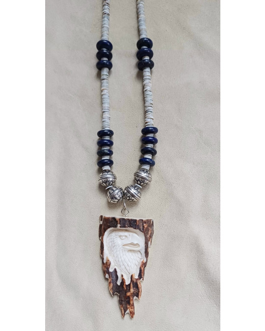 Muschelkette mit grossem Amulett  Adler, geschnitzt in Geweih, mit Lapis Lazuli