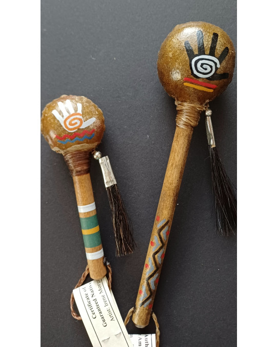 Mini und Medium Rasseln der Navajo, bemalt mit schamanischen Motiven in 2 Grössen