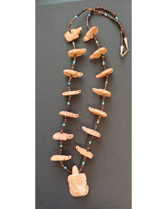 Muschelkette mit Schildkrötenamulett, geschnitzt aus Jaspis