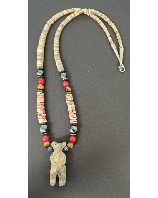 Muschelkette "Standing Bear" Bärenamulett, geschnitzt aus Jaspis