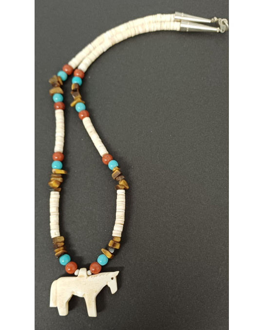 Muschelkette mit Pferdeamulett, geschnitzt aus Knochen