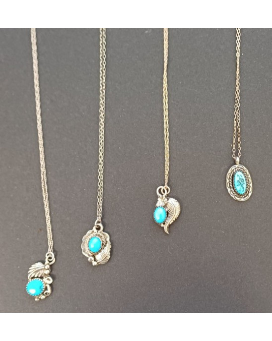 Kleine, schön gefasste Anhänger aus Türkis