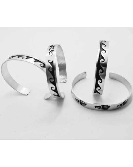 Feine, kleine Armreifen mit Ornamentik