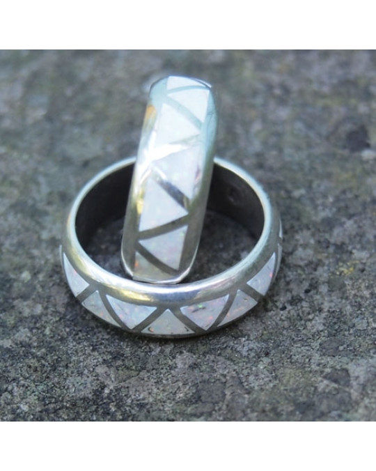 Besonderer Ring mit leuchtend weissem Zuchtopal-Inlay