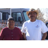 Künstler D. Crespin und seine Frau aus dem Santo Domingo Pueblo im Südwesten der USA, wo sie leben und schon immer traditionellen Schmuck herstellen.